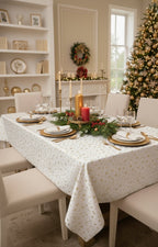 Tovaglia natalizia bianca con stelle dorate in cotone e lurex su tavola imbandita