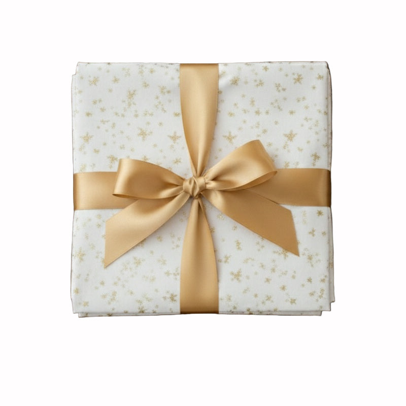 Dettaglio tovaglia natalizia stelle dorate cotone lurex su tavolo decorato