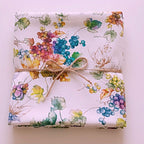 Dettaglio texture lino naturale tovaglia Apollonia con stampa digitale floreale